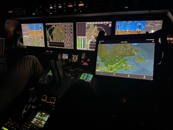 Gulfstream G550 cockpit with FastSky EFB